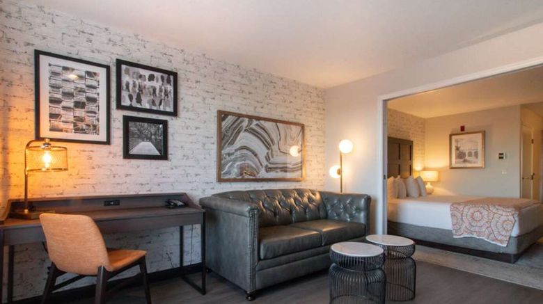 <b>Oxford Suites Chico Suite</b>. Images powered by <a href="https://iceportal.shijigroup.com/" title="IcePortal" target="_blank">IcePortal</a>.
