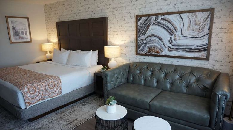 <b>Oxford Suites Chico Suite</b>. Images powered by <a href="https://iceportal.shijigroup.com/" title="IcePortal" target="_blank">IcePortal</a>.