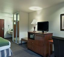 Oxford Suites Yakima Room