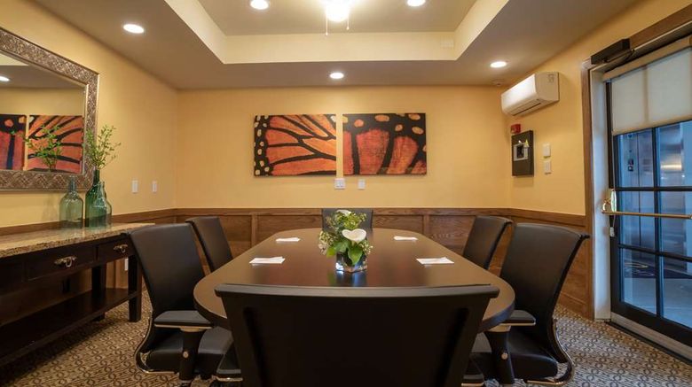 <b>Oxford Suites Pismo Beach Room</b>. Images powered by <a href="https://iceportal.shijigroup.com/" title="IcePortal" target="_blank">IcePortal</a>.