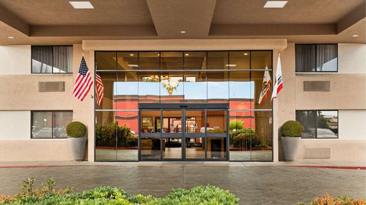 Oxford Suites Redding Exterior