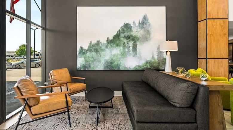 <b>Oxford Suites Redding Lobby</b>. Images powered by <a href="https://iceportal.shijigroup.com/" title="IcePortal" target="_blank">IcePortal</a>.