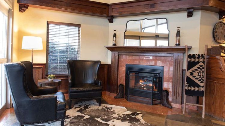 Oxford Suites-Pendleton Lobby
