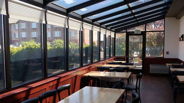<b>Oxford Suites Hermiston Restaurant</b>. Images powered by <a href="https://iceportal.shijigroup.com/" title="IcePortal" target="_blank">IcePortal</a>.