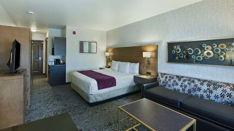 <b>Oxford Suites Sonoma County Suite</b>. Images powered by <a href="https://iceportal.shijigroup.com/" title="IcePortal" target="_blank">IcePortal</a>.