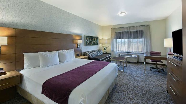 <b>Oxford Suites Sonoma County Suite</b>. Images powered by <a href="https://iceportal.shijigroup.com/" title="IcePortal" target="_blank">IcePortal</a>.