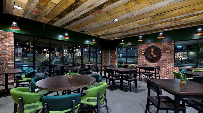 <b>Oxford Suites Paso Robles Restaurant</b>. Images powered by <a href="https://iceportal.shijigroup.com/" title="IcePortal" target="_blank">IcePortal</a>.