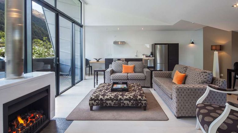 <b>Queenstown Park Hotel Suite</b>. Images powered by <a href="https://iceportal.shijigroup.com/" title="IcePortal" target="_blank">IcePortal</a>.