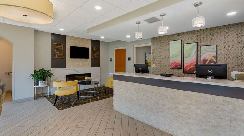 <b>Best Western North Roanoke Lobby</b>. Images powered by <a href="https://iceportal.shijigroup.com/" title="IcePortal" target="_blank">IcePortal</a>.