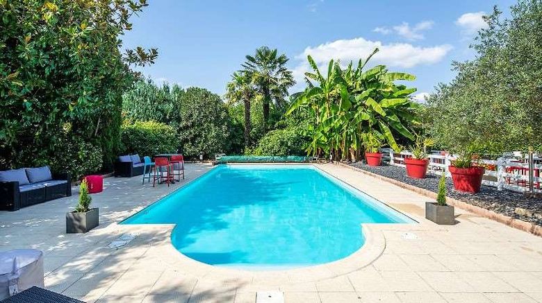 <b>Carre Pau Airport Hotel Pool</b>. Images powered by <a href="https://iceportal.shijigroup.com/" title="IcePortal" target="_blank">IcePortal</a>.