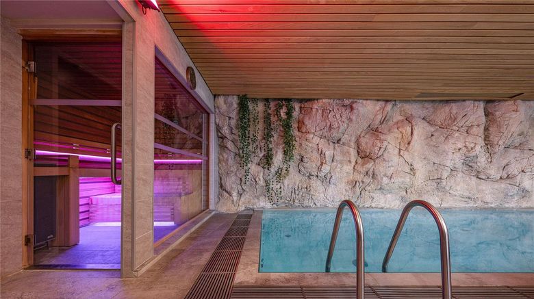 <b>Hotel B55 Pool</b>. Images powered by <a href="https://iceportal.shijigroup.com/" title="IcePortal" target="_blank">IcePortal</a>.