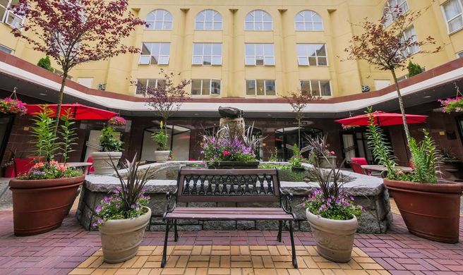 Harrison Lake Hotel Exterior