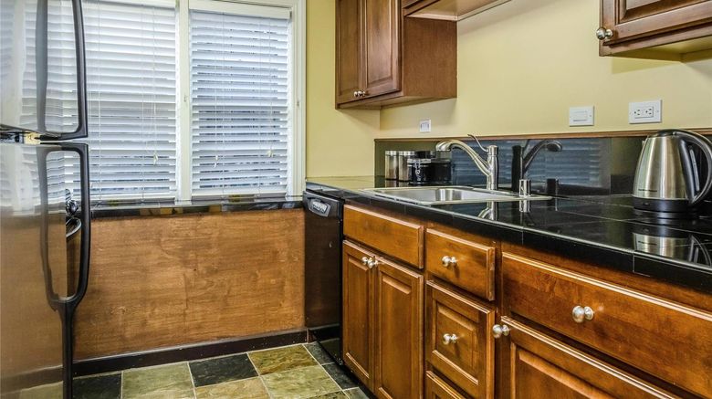 <b>Hotel Napa Valley, an Ascend Hotel Suite</b>. Images powered by <a href="https://iceportal.shijigroup.com/" title="IcePortal" target="_blank">IcePortal</a>.