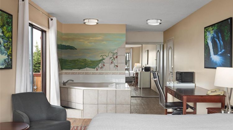 Ramada by Wyndham Campbell River Suite