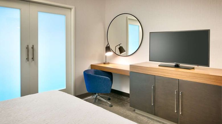 <b>Hampton Inn/Stes Anaheim Resort Conv Ctr Room</b>. Images powered by <a href="https://iceportal.shijigroup.com/" title="IcePortal" target="_blank">IcePortal</a>.