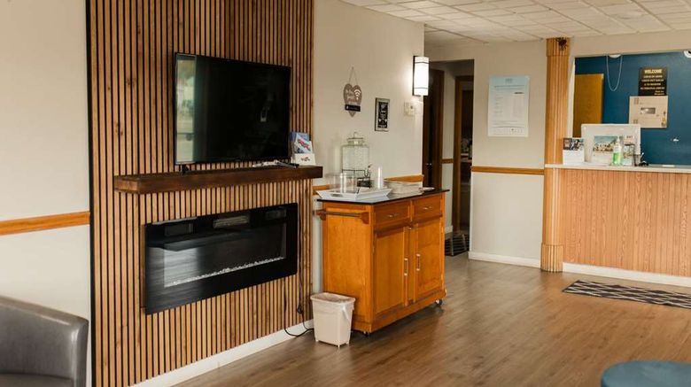 <b>Travelodge by Wyndham Escanaba Lobby</b>. Images powered by <a href="https://iceportal.shijigroup.com/" title="IcePortal" target="_blank">IcePortal</a>.