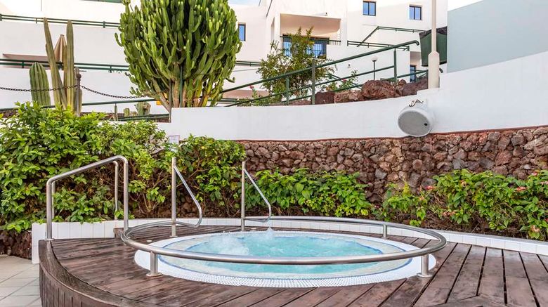 <b>Sunset Bay Club Pool</b>. Images powered by <a href="https://iceportal.shijigroup.com/" title="IcePortal" target="_blank">IcePortal</a>.