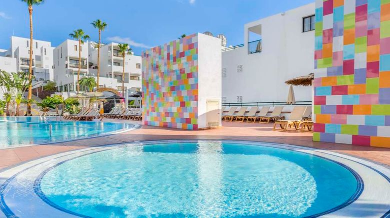 <b>Sunset Bay Club Pool</b>. Images powered by <a href="https://iceportal.shijigroup.com/" title="IcePortal" target="_blank">IcePortal</a>.