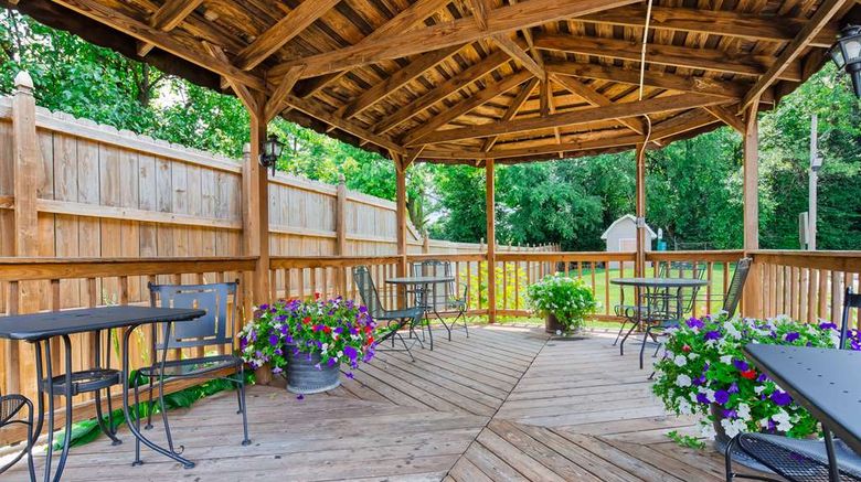 <b>SureStay by BW General Nelson Bardstown Exterior</b>. Images powered by <a href="https://iceportal.shijigroup.com/" title="IcePortal" target="_blank">IcePortal</a>.