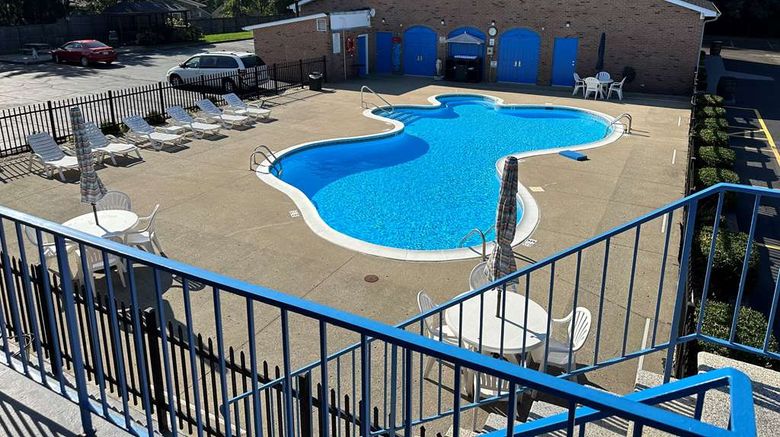 <b>SureStay by BW General Nelson Bardstown Pool</b>. Images powered by <a href="https://iceportal.shijigroup.com/" title="IcePortal" target="_blank">IcePortal</a>.