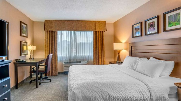 Clarion Inn & Suites Medford Suite