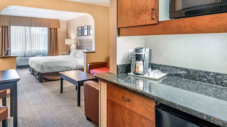 <b>Clarion Inn & Suites Medford Suite</b>. Images powered by <a href="https://iceportal.shijigroup.com/" title="IcePortal" target="_blank">IcePortal</a>.