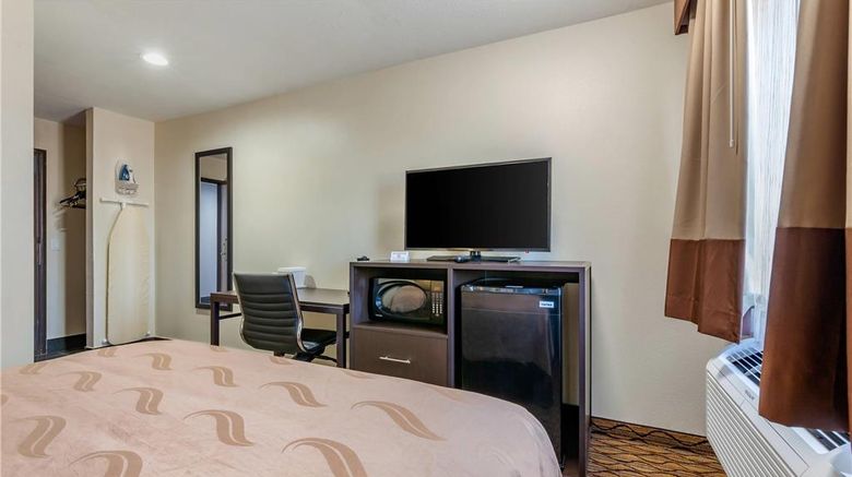 <b>Quality Inn Room</b>. Images powered by <a href="https://iceportal.shijigroup.com/" title="IcePortal" target="_blank">IcePortal</a>.