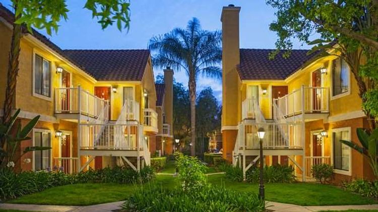 Clementine Hotel & Suites Exterior