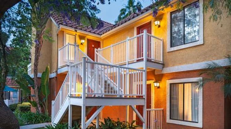 Clementine Hotel & Suites Exterior