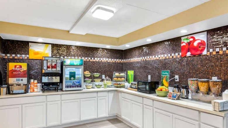 <b>Quality Inn & Suites Restaurant</b>. Images powered by <a href="https://iceportal.shijigroup.com/" title="IcePortal" target="_blank">IcePortal</a>.