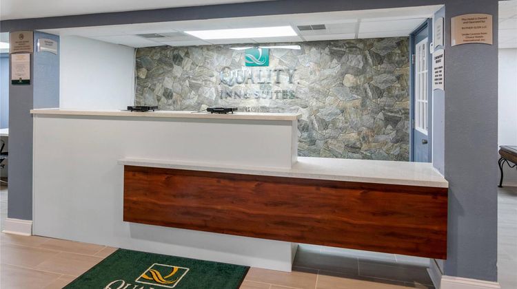 Quality Inn & Suites Lobby