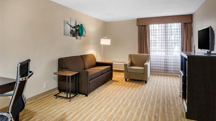 Quality Inn & Suites Suite