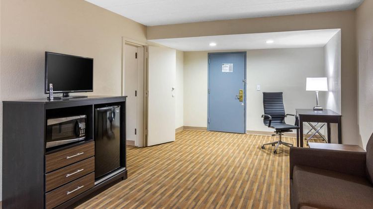 Quality Inn & Suites Suite