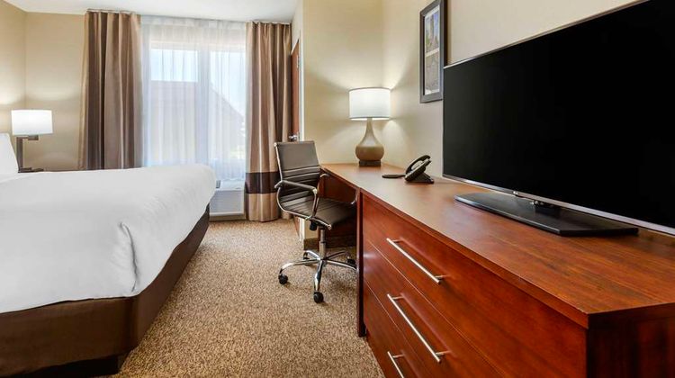 Comfort Inn & Suites Napanee Suite