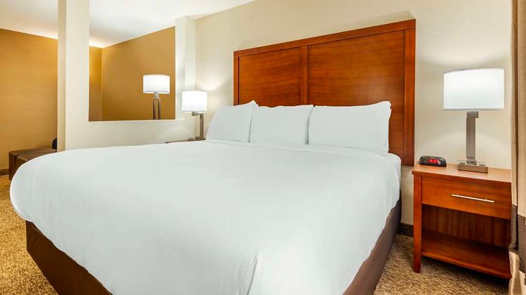 Comfort Inn & Suites Napanee Suite