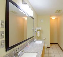 Econo Lodge Inn & Suites Wisconsin Dells Room