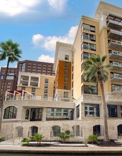 Hampton Inn & Suites Riverwalk
