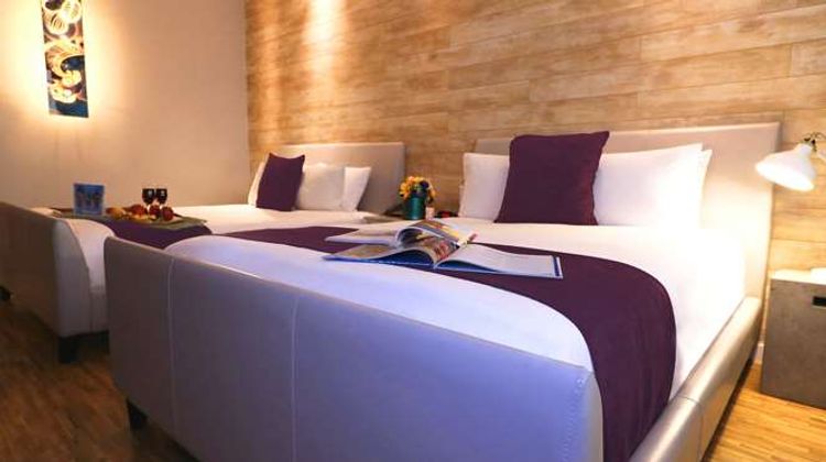 Shelley Hotel Room