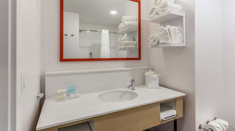 <b>Hampton Inn Oakland Downtown-City Ctr Room</b>. Images powered by <a href="https://iceportal.shijigroup.com/" title="IcePortal" target="_blank">IcePortal</a>.