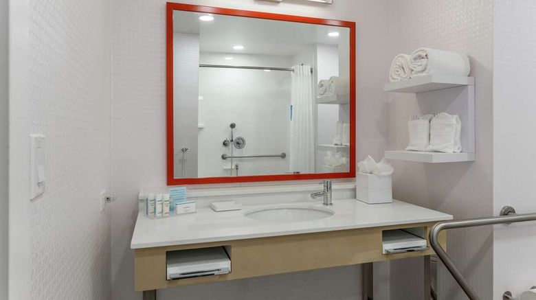 <b>Hampton Inn Oakland Downtown-City Ctr Room</b>. Images powered by <a href="https://iceportal.shijigroup.com/" title="IcePortal" target="_blank">IcePortal</a>.