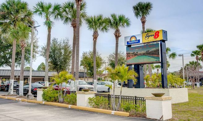 Super 8 by Wyndham St. Petersburg Exterior