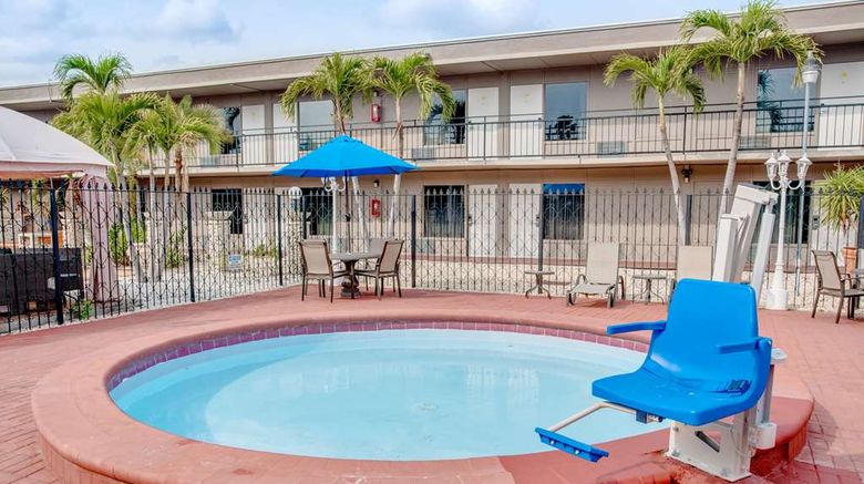 <b>Super 8 by Wyndham St. Petersburg Pool</b>. Images powered by <a href="https://iceportal.shijigroup.com/" title="IcePortal" target="_blank">IcePortal</a>.