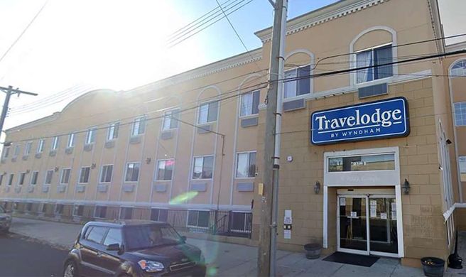 Travelodge by Wyndham Ozone Park Exterior