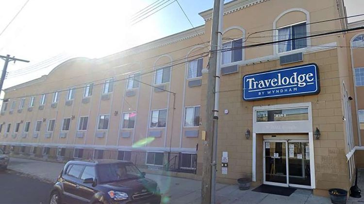 Travelodge by Wyndham Ozone Park Exterior