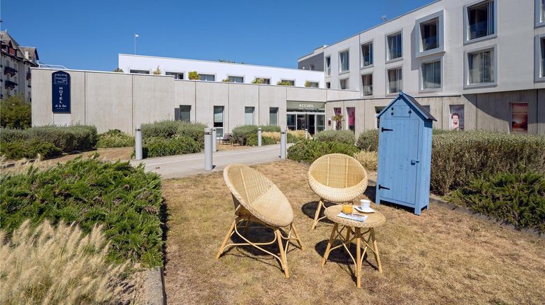 Hotel de la Baie Exterior. Images powered by <a href="https://iceportal.shijigroup.com" target="_blank" rel="noopener">Ice Portal</a>.