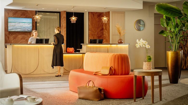 <b>Hotel de la Baie Lobby</b>. Images powered by <a href="https://iceportal.shijigroup.com/" title="IcePortal" target="_blank">IcePortal</a>.
