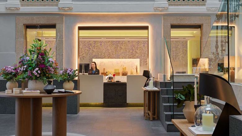 <b>H10 Urquinaona Plaza Lobby</b>. Images powered by <a href="https://iceportal.shijigroup.com/" title="IcePortal" target="_blank">IcePortal</a>.