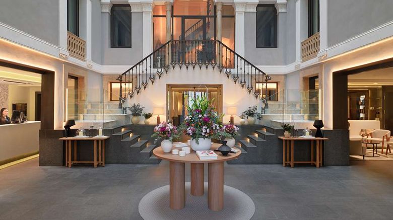 <b>H10 Urquinaona Plaza Lobby</b>. Images powered by <a href="https://iceportal.shijigroup.com/" title="IcePortal" target="_blank">IcePortal</a>.