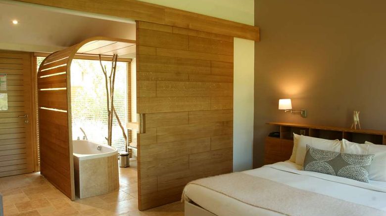 <b>Chateau de Massillan Suite</b>. Images powered by <a href="https://iceportal.shijigroup.com/" title="IcePortal" target="_blank">IcePortal</a>.