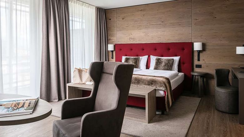 <b>AMERON Davos Swiss Mountain Hotel Suite</b>. Images powered by <a href="https://iceportal.shijigroup.com/" title="IcePortal" target="_blank">IcePortal</a>.